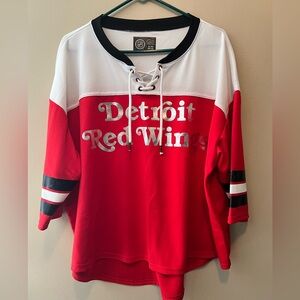 NHL Detroit Red Wings GIII size XL women’s lace up neck line 3/4 sleeve jersey.